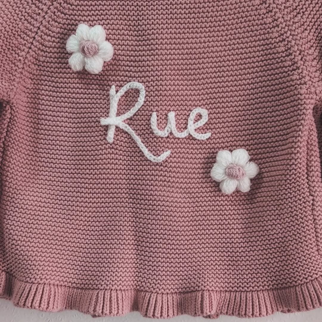 Instagram post: 🌸 R u e 🌸

Knit Details 
🪡 Pink Knit 
🧶 White ...
