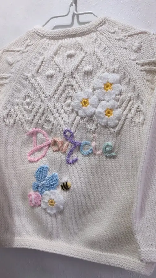 🦋 D a r c i e 🐝

Knit Details 
🪡 Cream Knit 
🧶 Pastel Rainbow Embroidery 
🪡 Add on - Butterflie