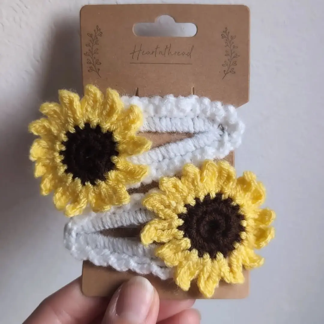 🌻🌻🌻🌻 

Clip Details 
🪡 White Scalloped Edge. 
🧶 Add on - Sunflower 
.
.
.
TAGS 🏷️
#smallbusin
